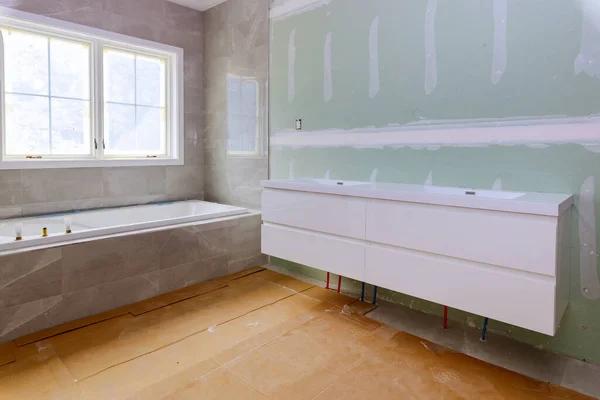 Maximizing Space in Small Chicago Bathrooms